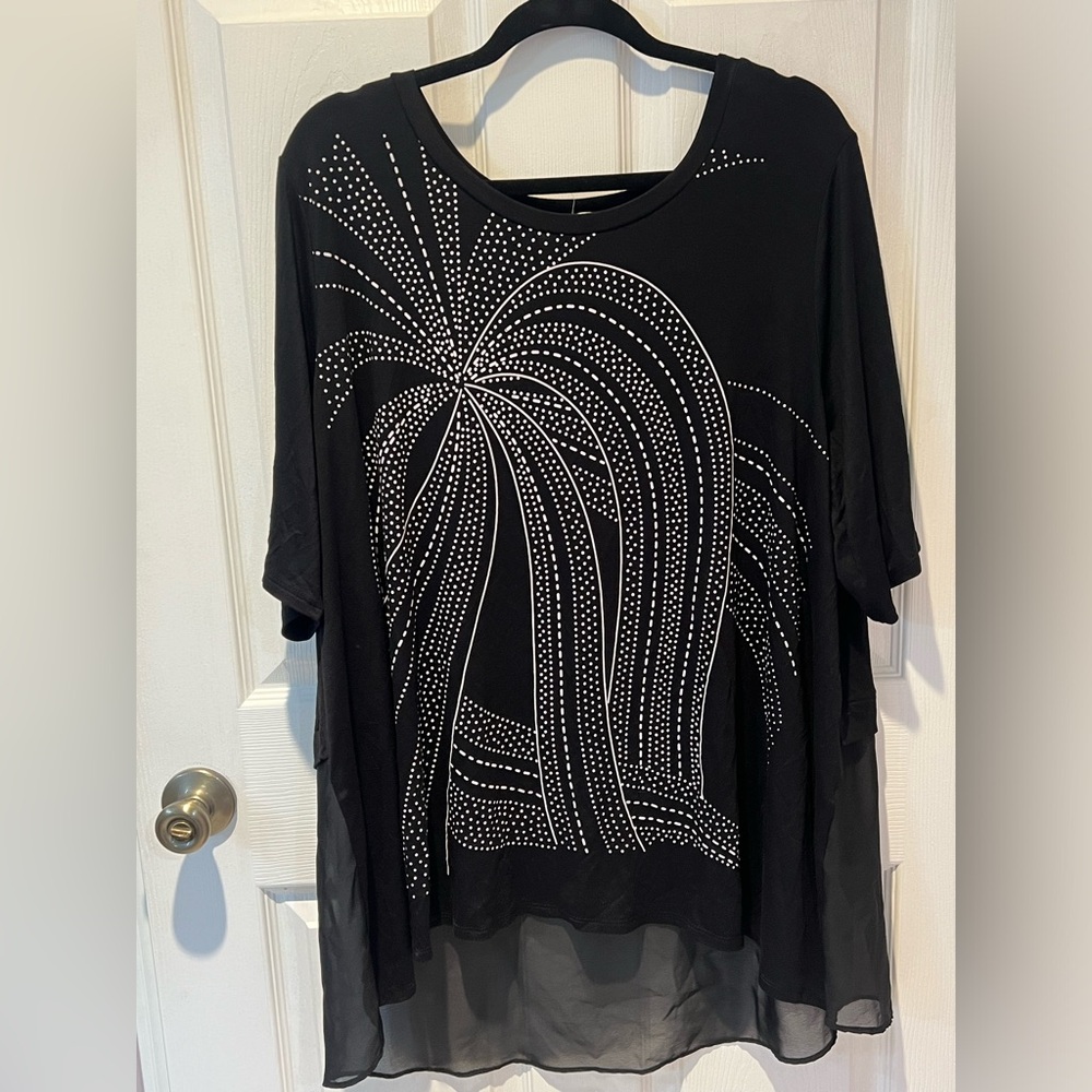 The Avenue size 22/24 Light Weigh Short Sleeved Top